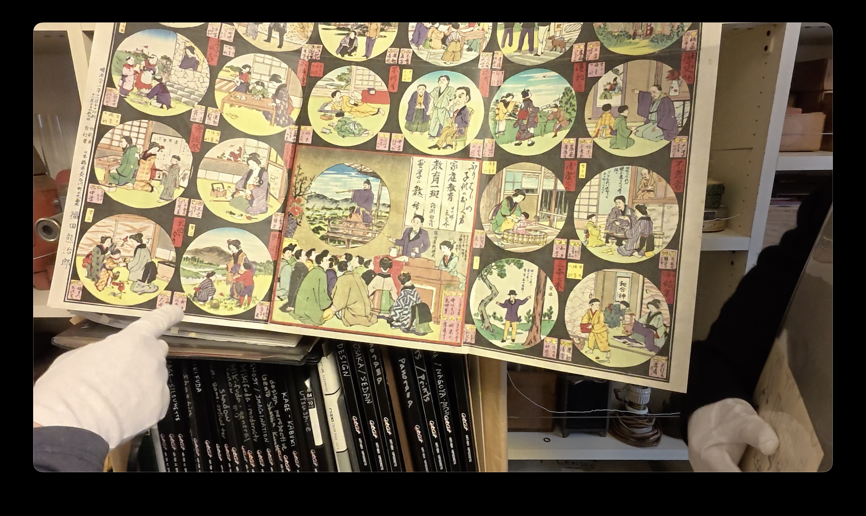 広げられたふりわけすごろく。丸いコマの一つ一つに偉人の姿が描かれている